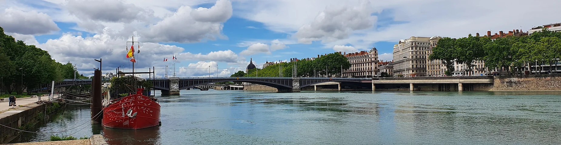 Photo of a boat on the rhone